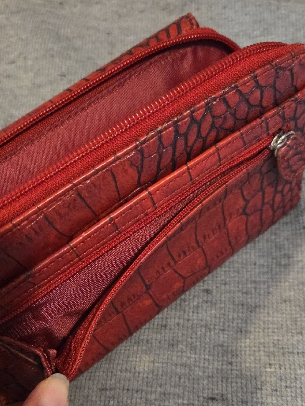 Red Croc-Embossed Faux Leather Multi-compartment Wallet - Picture 7 of 7